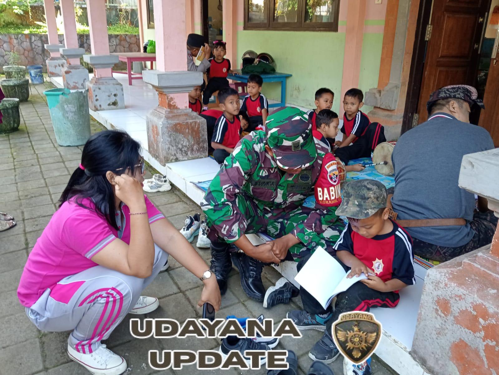 Wujud Kepedulian Pendidikan, Babinsa dan Bhabinkamtibmas Sambangi TK di Payangan