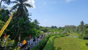 Sinergi Babinsa, Bhabinkamtibmas, dan Pecalang Kawal Upacara Ngangsuh ke Pura Segening