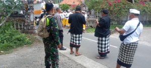 Sinergi TNI-Polri dan Pecalang Jaga Ketertiban Upacara Melasti Desa Puhu
