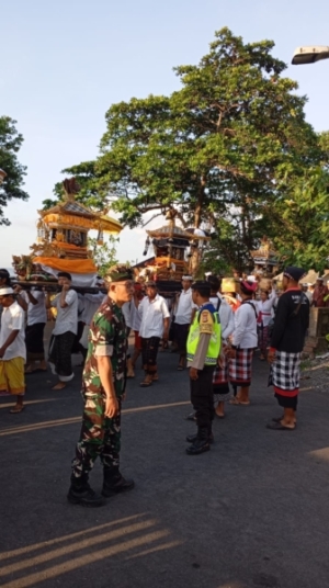 Kompak Dan Solid,  Babinsa Satra Bersinergi Bersama Bhabinkamtibmas Dan Pecalang Amankan Melasti