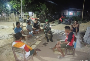 Babinsa Kramat Ajak Pemuda Jauhi Miras dan Narkoba Saat Patroli Malam