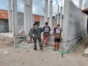 Wujud Kepedulian, Babinsa Kodim 1622/Alor Turun Langsung Bantu Warga di Desa Muriabang