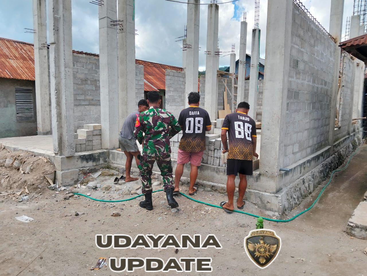 Wujud Kepedulian, Babinsa Kodim 1622/Alor Turun Langsung Bantu Warga di Desa Muriabang