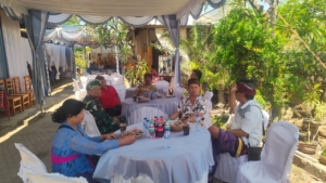 Komsos Ciptakan Keakraban: Serma Putu Sudiarsana Jalin Komunikasi Erat dengan Warga di Acara Pernikahan