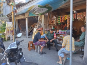 Sertu Putu Gede Suyasa Bangun Kebersamaan Lewat Komsos di Desa Unggahan