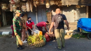 “Gotong Royong Babinsa dan Warga Banjar Bali, Pasar Anyar Jadi Lebih Bersih dan Tertata”