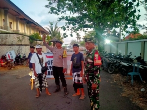 Sinergitas Babinsa, Bhabinkamtibmas, dan Pecalang Amankan Piodalan di Pura Masceti Medahan