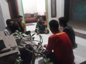 Patroli Ronda Malam Babinsa Desa Nunggi Waspadai Orang Asing dan Potensi Gangguan Keamanan