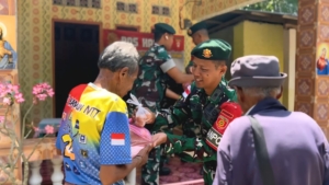 Satgas Pamtas Yonarmed 12 Kostrad Tebar Kepedulian di Perbatasan, Bagikan Sembako dan Buku Tulis