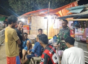 Patroli Malam Babinsa Desa Waro dan Tolouwi Perkuat Keamanan Lingkungan