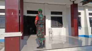 Anggota Koramil 1627-03/Batutua Amankan Ibadah Minggu di Gereja GMIT Talitakumi Nggauk