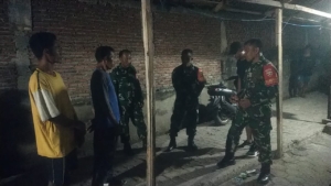 Babinsa Pimpin Siskamling Bersama Pemuda dan Tokoh Masyarakat di Kota Bima