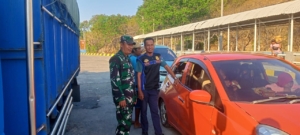 Wujud Kepedulian TNI, Babinsa Koramil 1628-04/Poto Tano Kawal Keamanan Penyeberangan