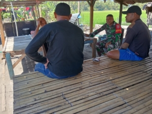 Sertu Donatus Kiri Ajak Warga Maurole Tingkatkan Kesadaran Kebersihan dan Keamanan Lingkungan