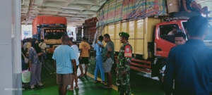 Babinsa Koramil 1627-02/Pantai Baru Amankan Kedatangan Kapal Fery Ineria II di Pelabuhan ASP