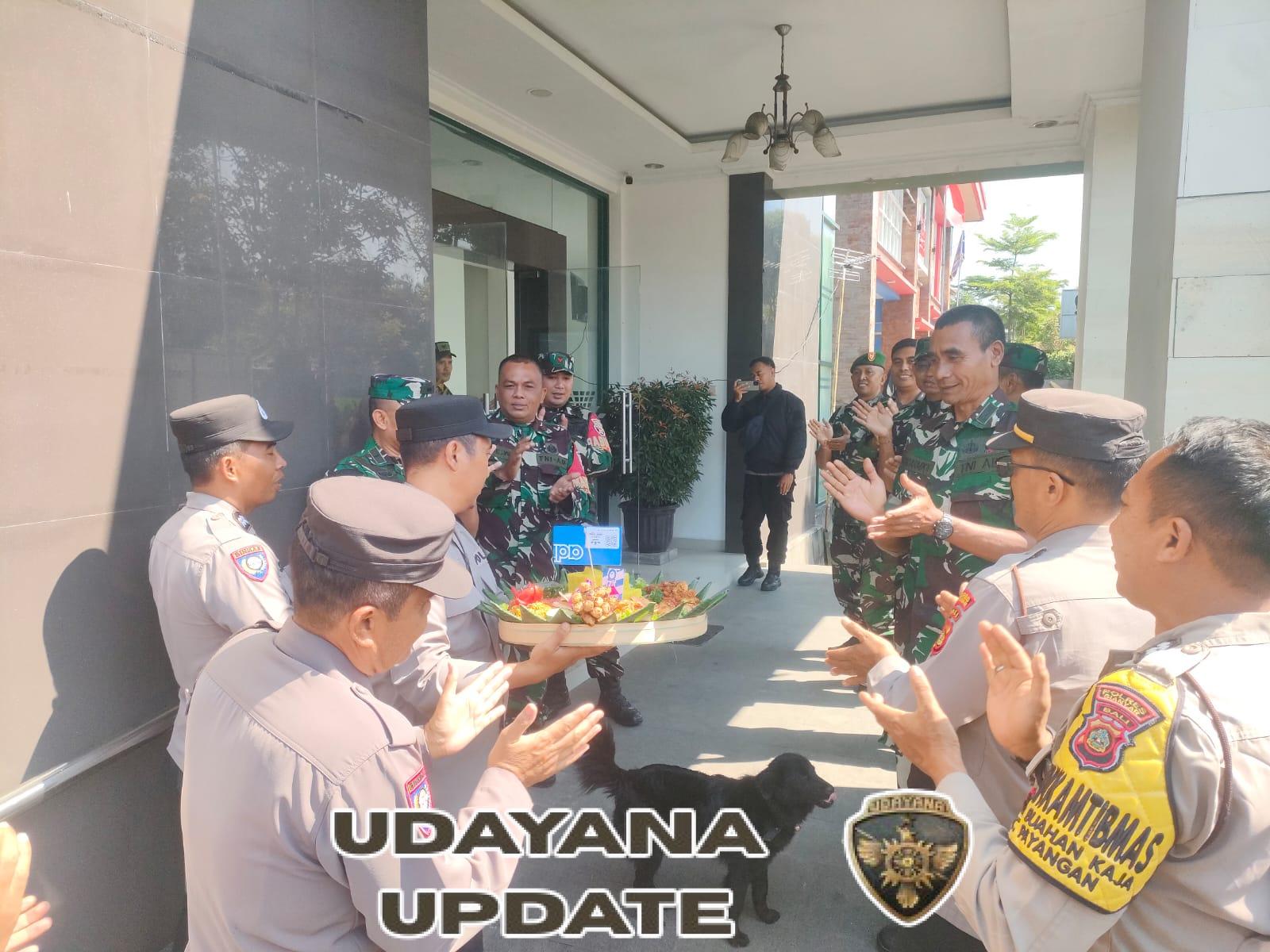 Danramil 1616-07/Payangan Terima Kunjungan Kapolsek dan Damkar dalam Perayaan HUT TNI ke-80