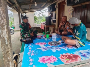 Babinsa Desa Kayubihi Jalin Komsos dengan Warga untuk Perkuat Kamtibmas di Wilayah Binaan