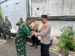 Wujudkan Soliditas, Kapolsek Sukawati Kunjungi Koramil 1616-05/Sukawati di HUT TNI ke-80