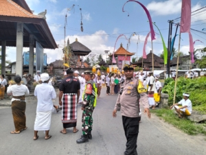 Wujudkan Rasa Aman, Babinsa Koramil 1616-01 Gianyar Kawal Upacara Melasti Desa Adat Suwat