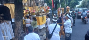 Wujudkan Keamanan Upacara Adat, Babinsa Koramil 1616-04/Blahbatuh Kawal Prosesi Mendak Sesuhunan