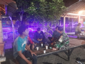 Tingkatkan Kamtibmas, Babinsa Sekongkang Gencarkan Patroli Malam di Wilayah Binaan