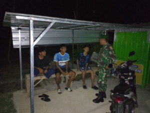 Tingkatkan Keamanan Lingkungan, Babinsa Poto Tano Aktif Sambangi Warga Saat Patroli Malam