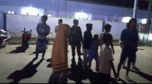 Sertu Dahlan Sambangi Warga Saat Patroli Malam, Wujudkan Lingkungan Aman dan Nyaman