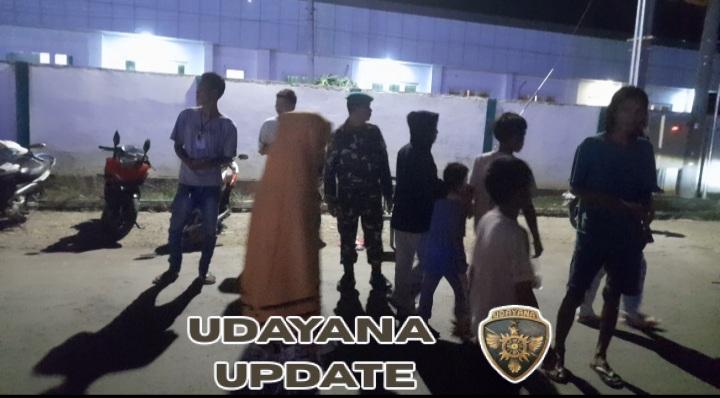 Sertu Dahlan Sambangi Warga Saat Patroli Malam, Wujudkan Lingkungan Aman dan Nyaman