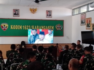 Kasdim 1623/Karangasem bersama Perwira staf, Danramil dan seluruh anggota nonton bersama secara virtual Upacara Peringatan HUT TNI ke-80.
