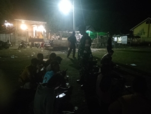 Koramil Woha Bersama Masyarakat Gelar Patroli Siskamling untuk Jaga Keamanan Desa