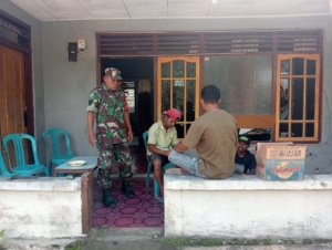 Babinsa Koramil 1602-03/Detusoko Gencarkan Komsos dan Monitoring Wilayah di Desa Detusoko Barat