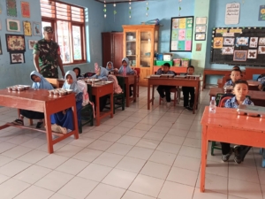 Babinsa Jereweh Dampingi Program Makan Sehat Bergizi di SDN 2 Jereweh