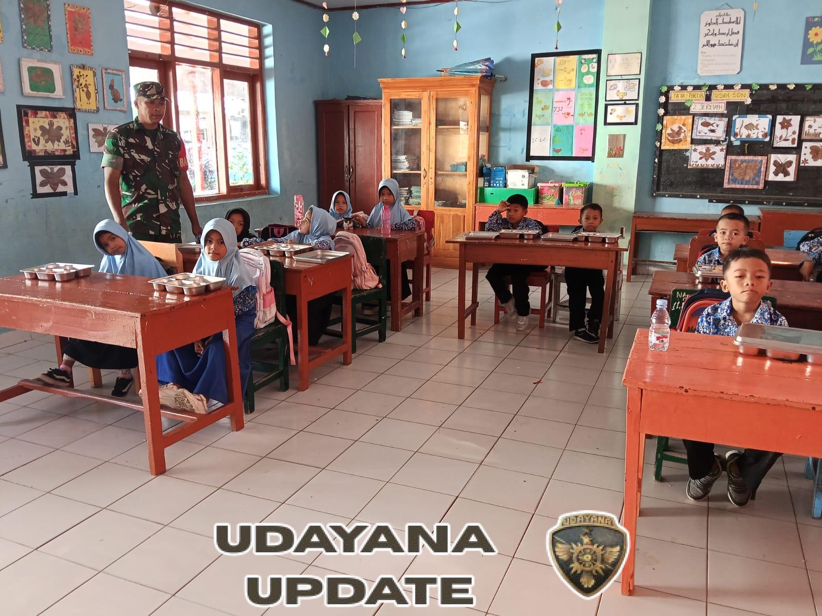 Babinsa Jereweh Dampingi Program Makan Sehat Bergizi di SDN 2 Jereweh