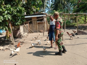 Babinsa Koramil 1602-01/Ende Tingkatkan Komsos dan Keamanan Wilayah di Desa Ndetuszea