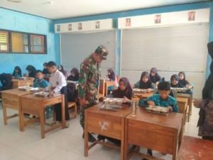 Babinsa Desa Goa Aktif Dampingi Program Makan Sehat Bergizi di SDN Goa