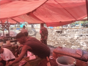 Babinsa Praka Seipul Rahman Jalin Komsos dan Pamwil di Pasar Mbongawani Ende Selatan