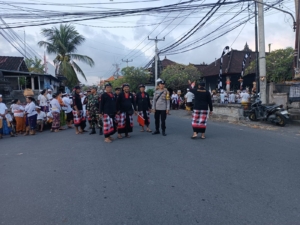 Babinsa Desa Lebih Bersinergi Amankan Upacara Pemelastian Karya Ngusaba di Pantai Lebih