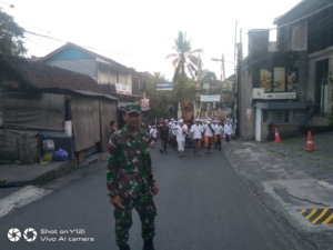 Wujudkan Ketertiban Upacara Adat, Babinsa dan Bhabinkamtibmas Kawal Karya Padudusan Agung di Ubud