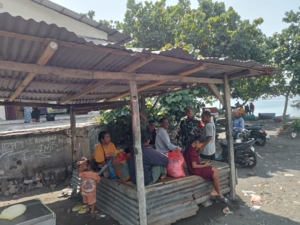 Babinsa Koramil 1602-01/Ende Tingkatkan Kamtibmas di Pantai Bira, Mautapaga