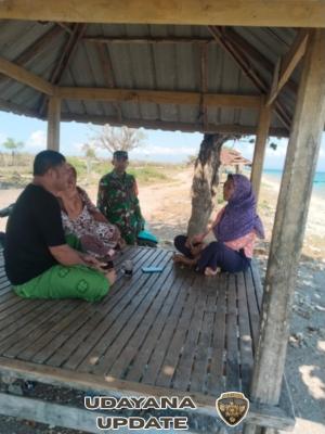 Babinsa Desa Kiantar Ajak Warga Jaga Kamtibmas Lewat Komsos di Wilayah Binaan