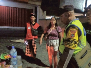 Meningkatkan Keamanan Wilayah Babinsa bersama Aparat Gabungan Lakukan Patroli