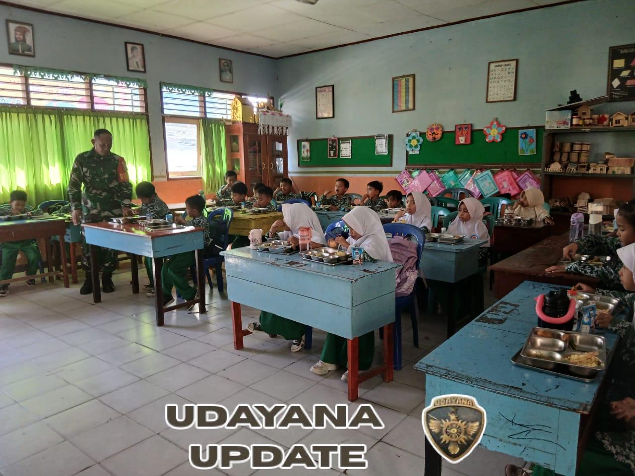 Babinsa Kelurahan Kuang Dampingi Kegiatan Makan Sehat Bergizi di SDN 1 Taliwang