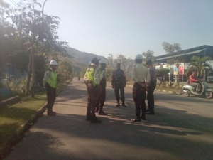 Babinsa Maurole Tinjau Keamanan PLTU Ropa Lewat Komsos dan Pul Data