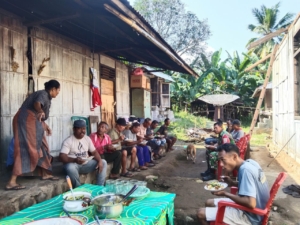 Babinsa Koramil 1602-02/Wolowaru Tingkatkan Keamanan dan Kebersihan di Desa Wolosambi