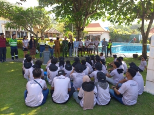 Danramil 1628-02/Sekongkang Dorong Kesiapsiagaan Masyarakat Pesisir Melalui Pelatihan Basic Lifesaving di Pantai Tropical
