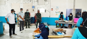 Pasi Ter Kodim 1628/KSB Tinjau Proses Produksi Makan Sehat Bergizi di CV JK Catering and Food