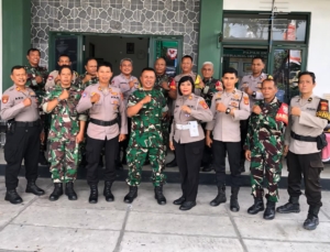 HUT TNI ke-80 Kapolsek Denpasar Barat dan Danramil 1611-07/Denbar Pererat Sinergitas