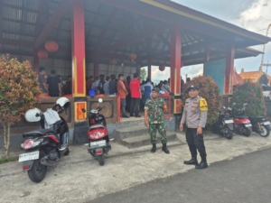 Babinsa Desa Satra Bersama Bhabinkamtibmas Amankan Kegiatan Hari Sejit di Konco Tri Dharma Semadi