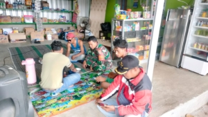 Babinsa Mantar Serda Hendry Aktif Ajak Warga Jaga Kamtibmas Lewat Komsos