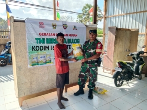 Babinsa Koramil 1627-03/Batutua Dukung Program Gerakan Pangan Murah Melalui Penjualan Beras SPHP